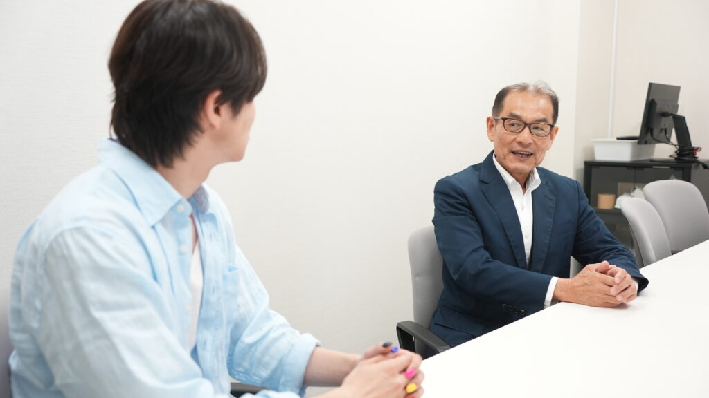談笑する2名の男性