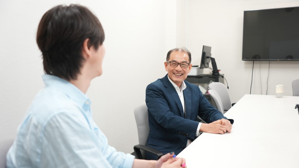 談笑する2名の男性