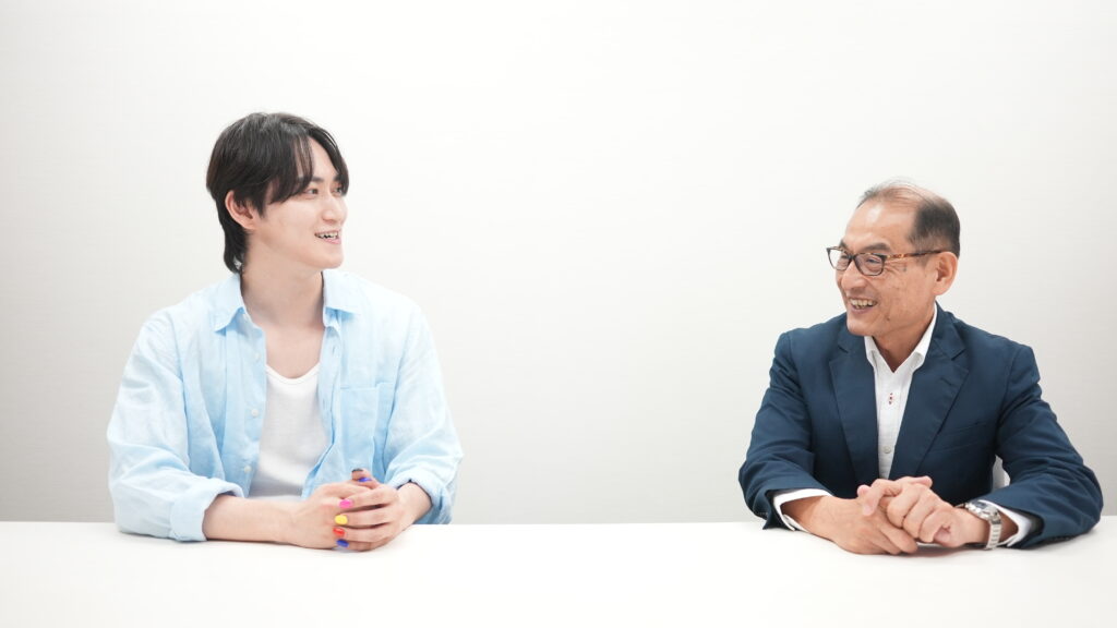 談笑する2名の男性