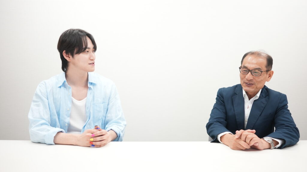談笑する2名の男性