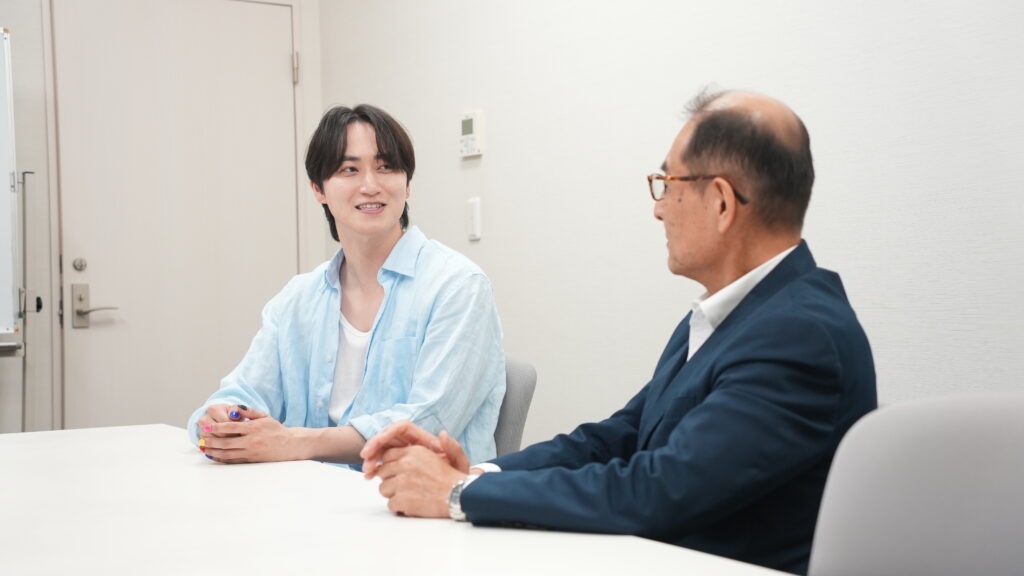 談笑する2名の男性